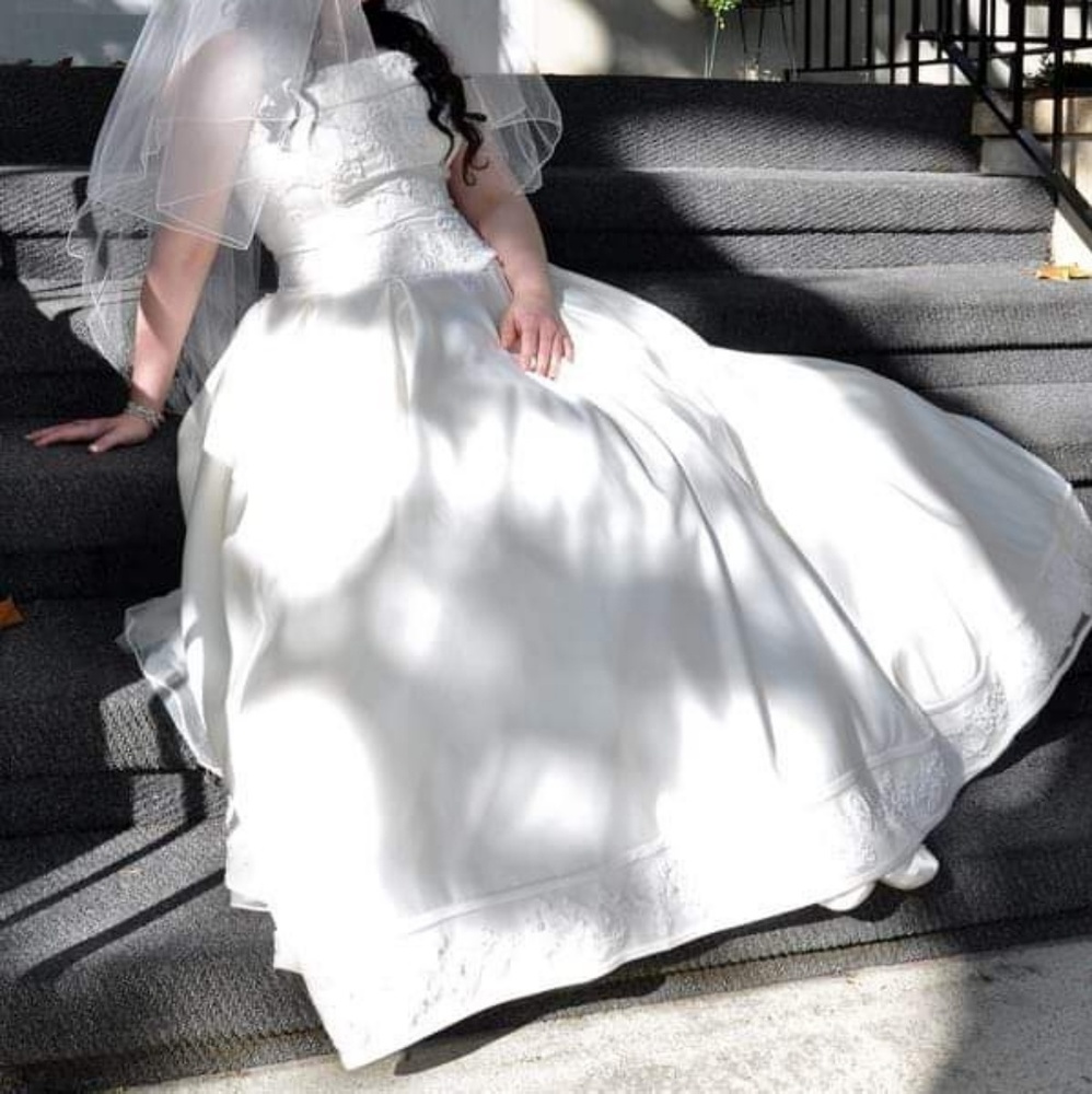 *Pre-Loved* Mon Cheri Ivory Wedding Dress